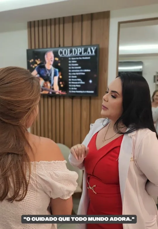Dra. Krissia conversando com uma paciente